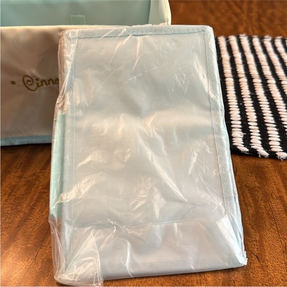 Sanrio 965596 Cinnamoroll Cosmetic Box (After Party) NEW - Picture 13 of 16